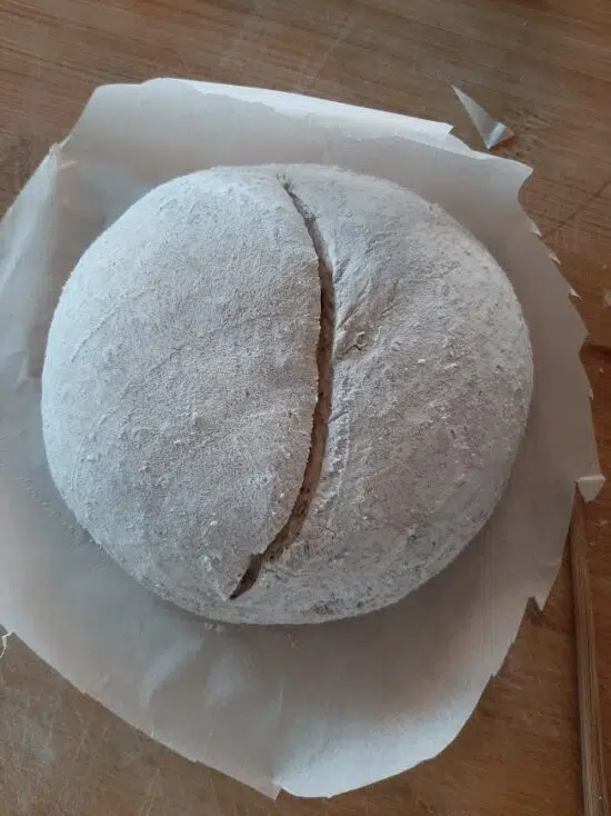 Zuurdesembrood met een snee in het midden