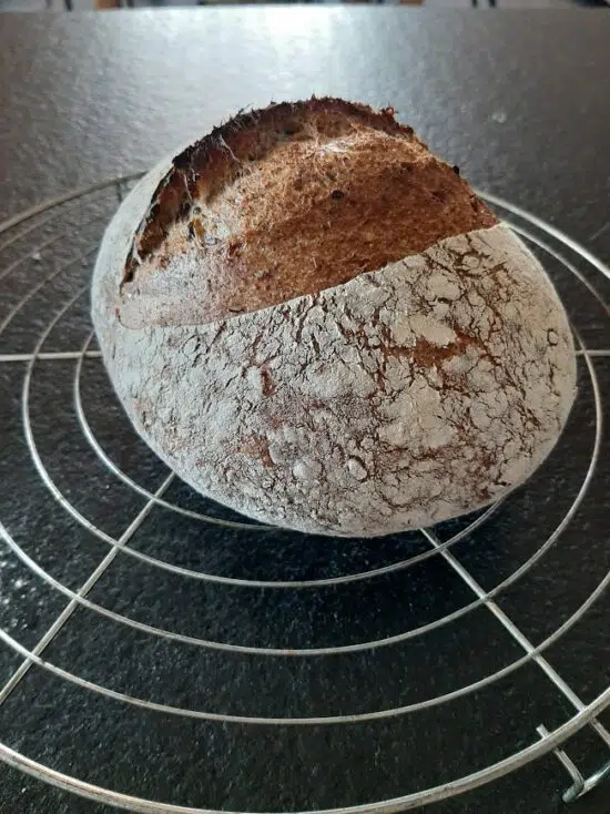 rustend zuurdesembrood
