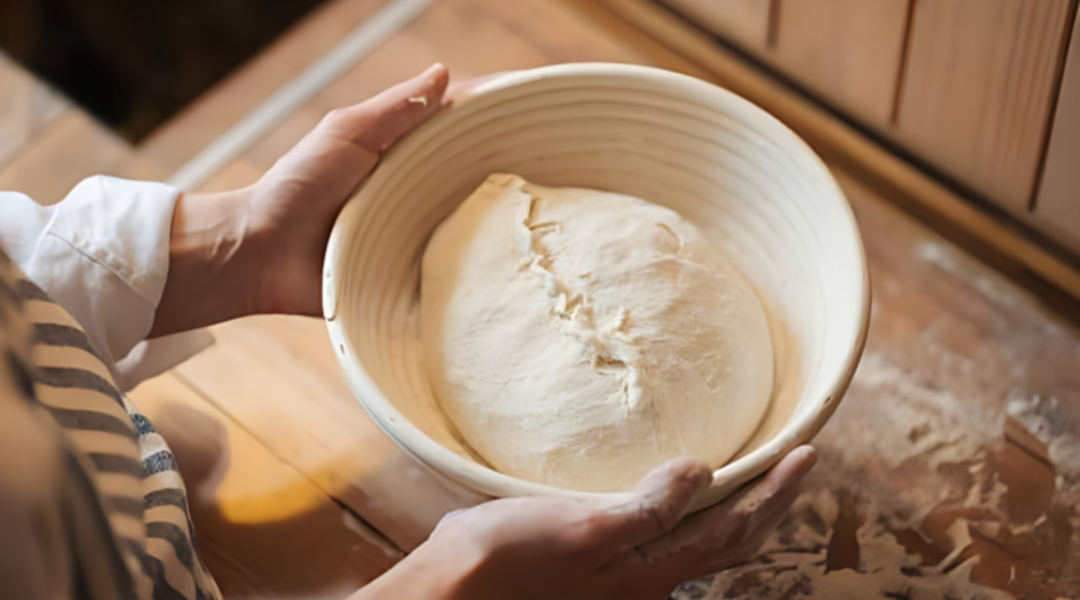 Een vrouw die een rijsmand vasthoudt